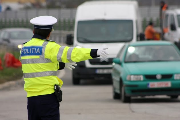Poliţist pedepsit pentru că i-a făcut să intre în legalitate