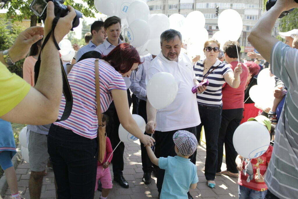 Liberalii, baloane şi dulciuri pentru copii