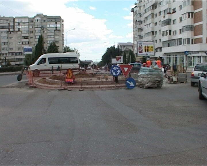 Asfaltările, într-un sens giratoriu fără sfîrşit