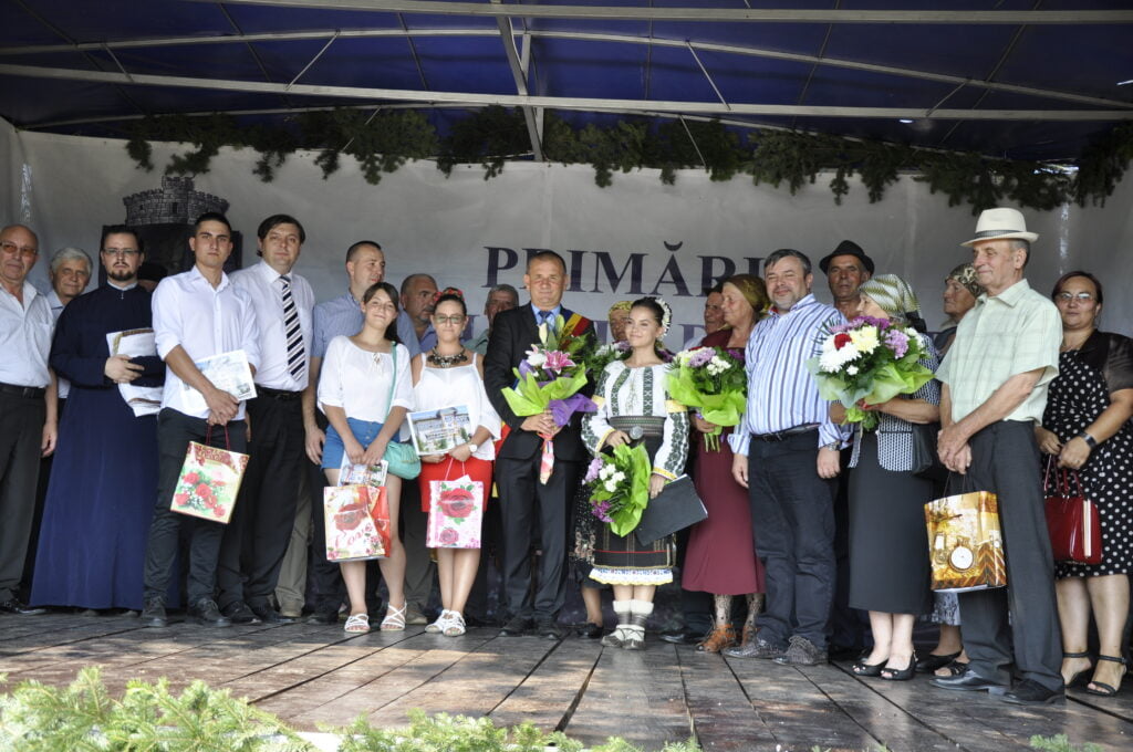Muzică populară, elevi premiaţi şi „cupluri de aur” sărbătorite, la Adîncata