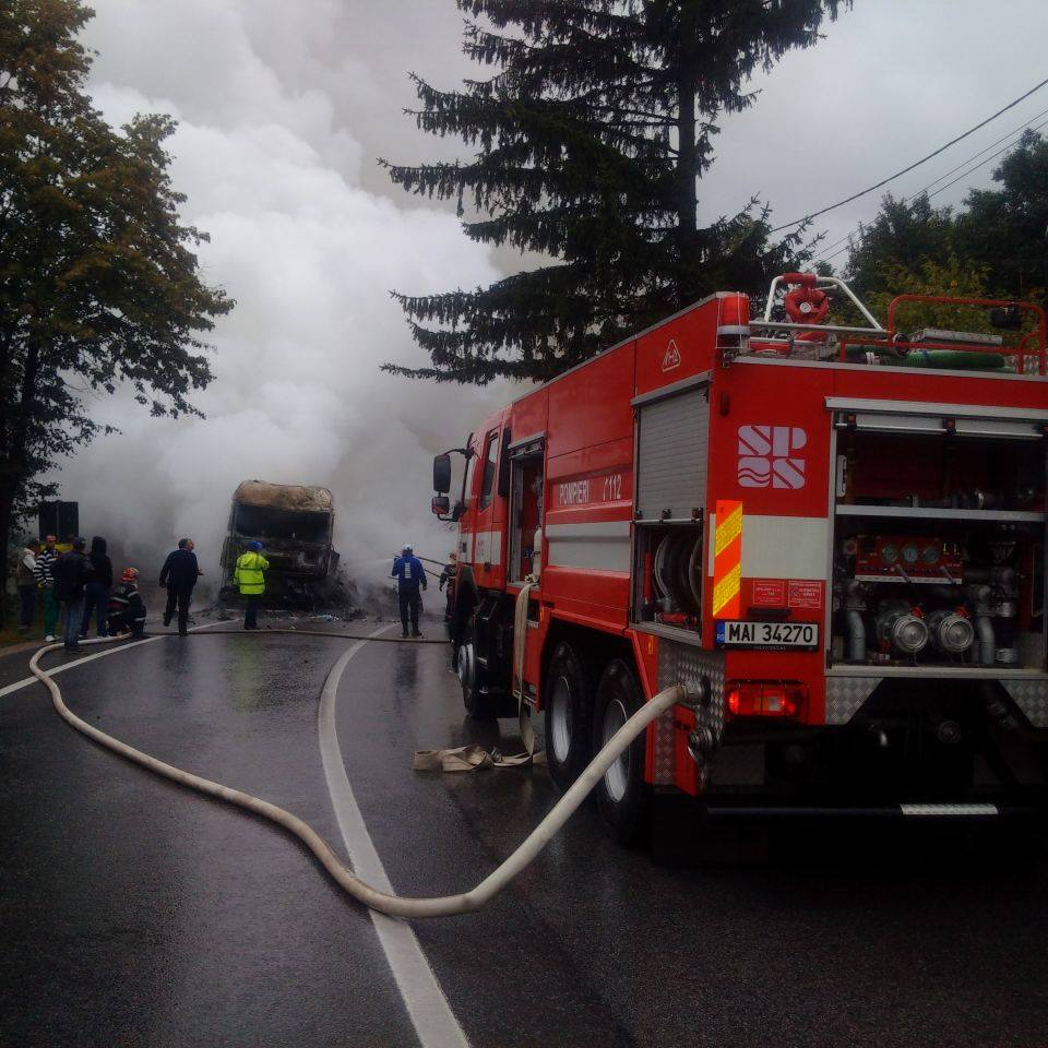 Două TIR-uri au ars după ce s-au ciocnit în trafic