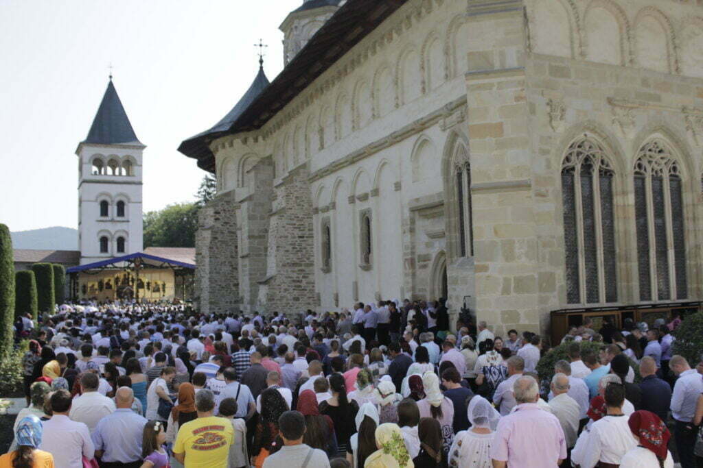 6.000 de credincioşi la Putna, 3.000 la Cacica