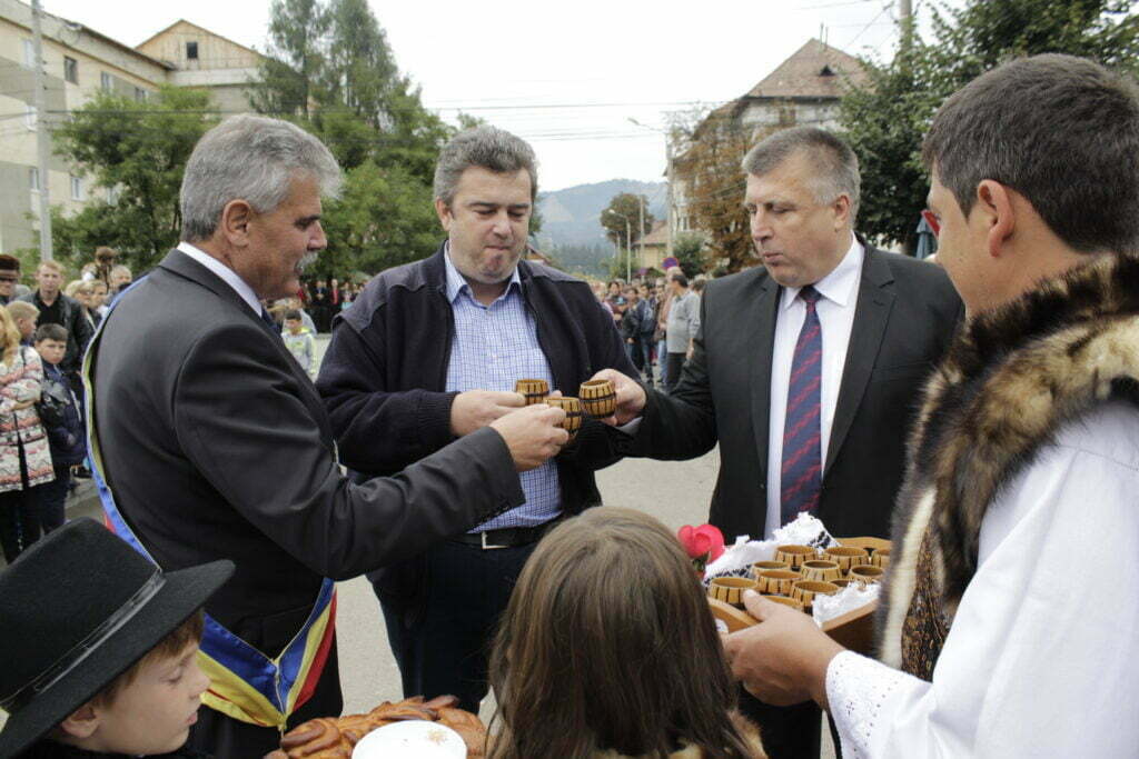 Buciumaşi, cai, afinată, pîine şi sare, la Cîmpulung