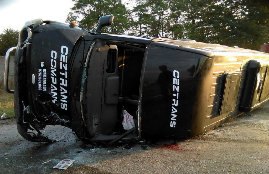 Un mort şi 4 răniţi într-un accident la Fălticeni