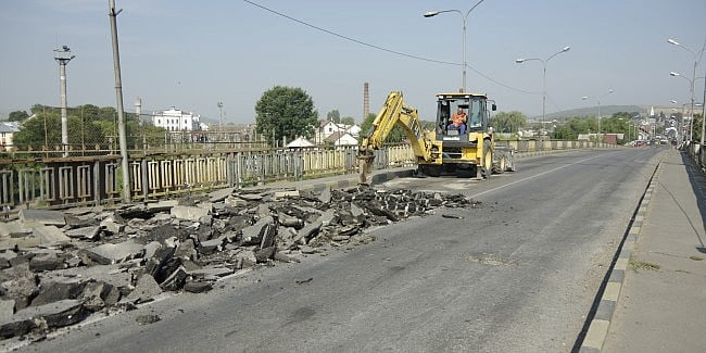 Circulaţia pe sub pasarelă va fi închisă