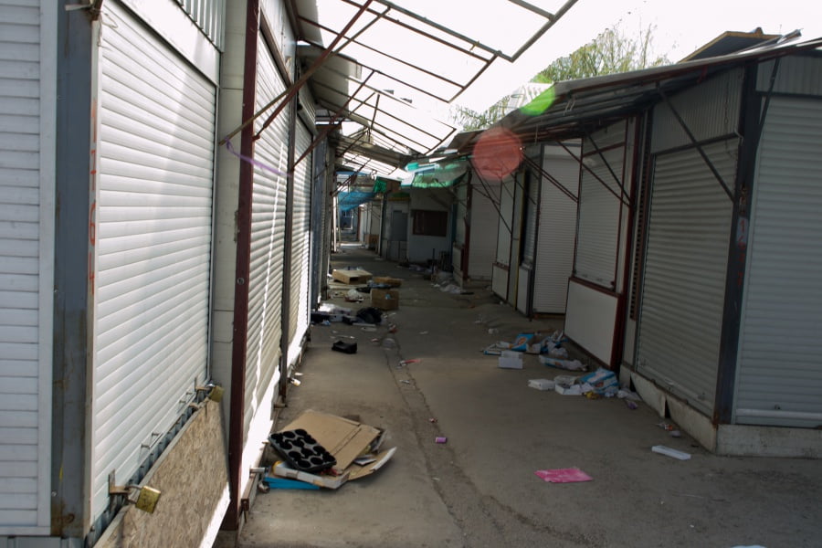 Comercianţii din bazar, supăraţi ca măgarul pe sat