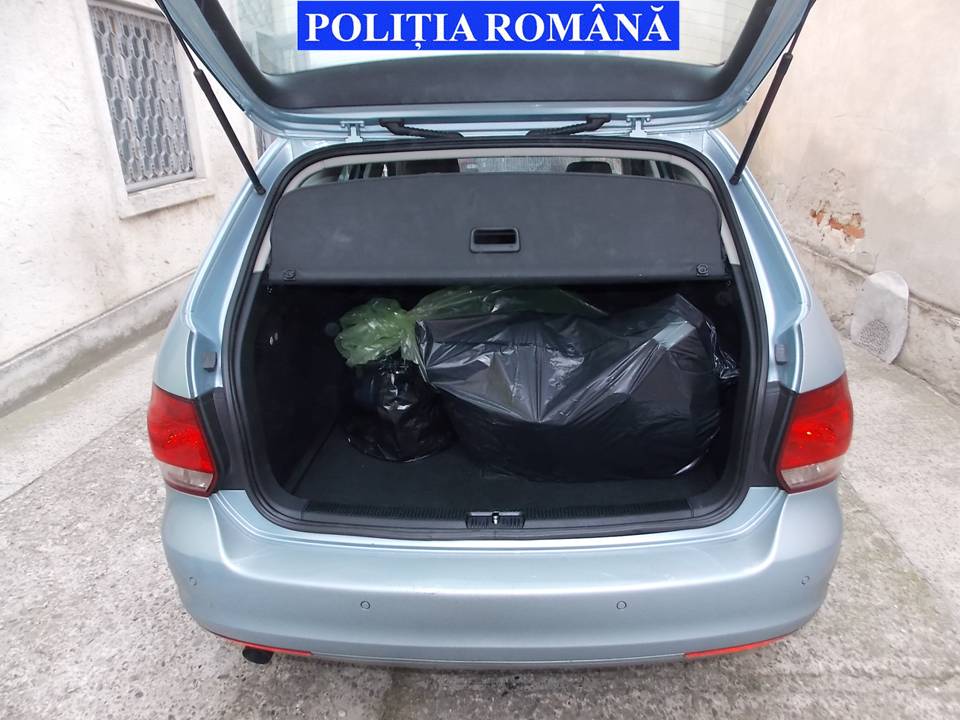 Maşină indisponibilizată şi ţigări confiscate