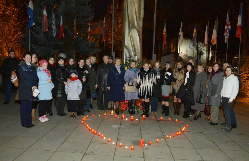 Lumînări în memoria victimelor violenţei în familie