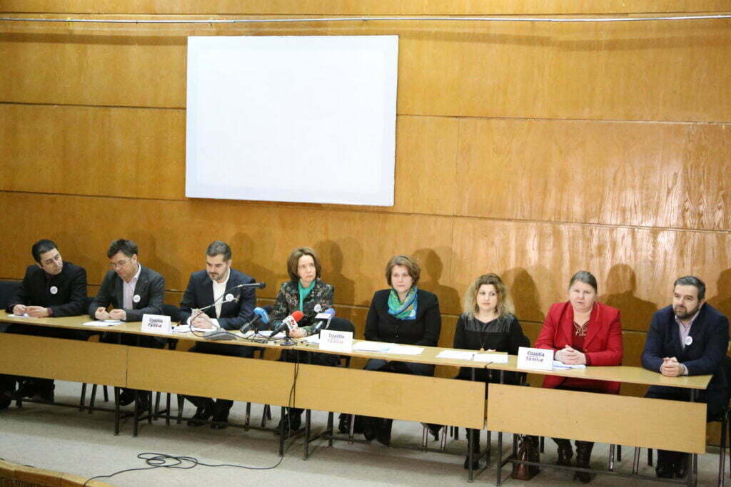 60.000 de semnături, pentru căsătoria între bărbat şi femeie