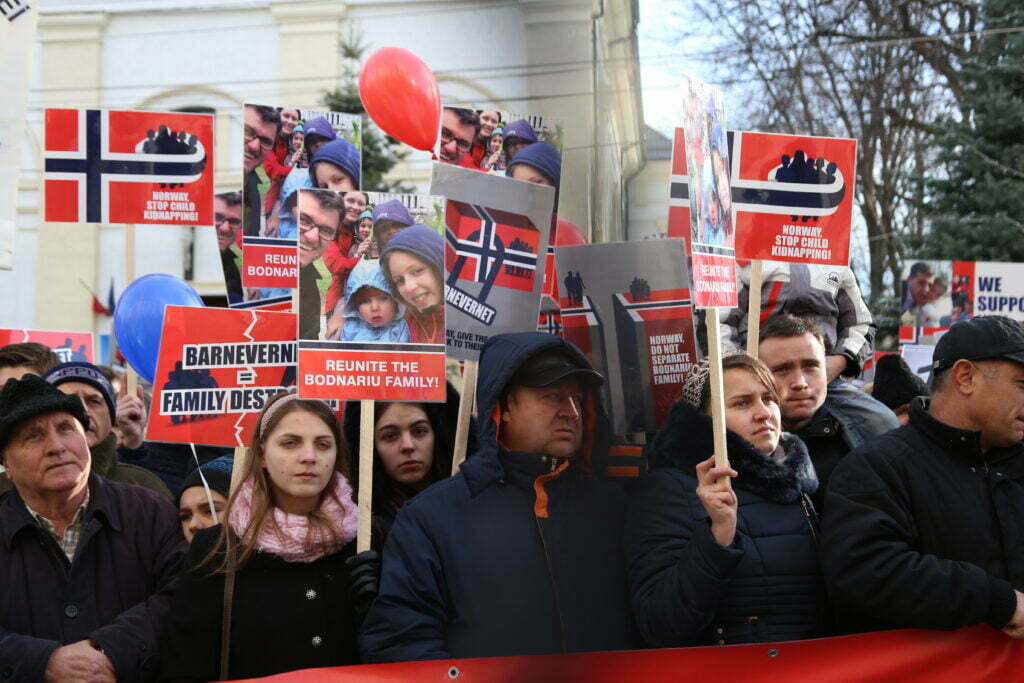 Protest cu baloane, cîntece şi rugăciuni, pentru familia Bodnariu