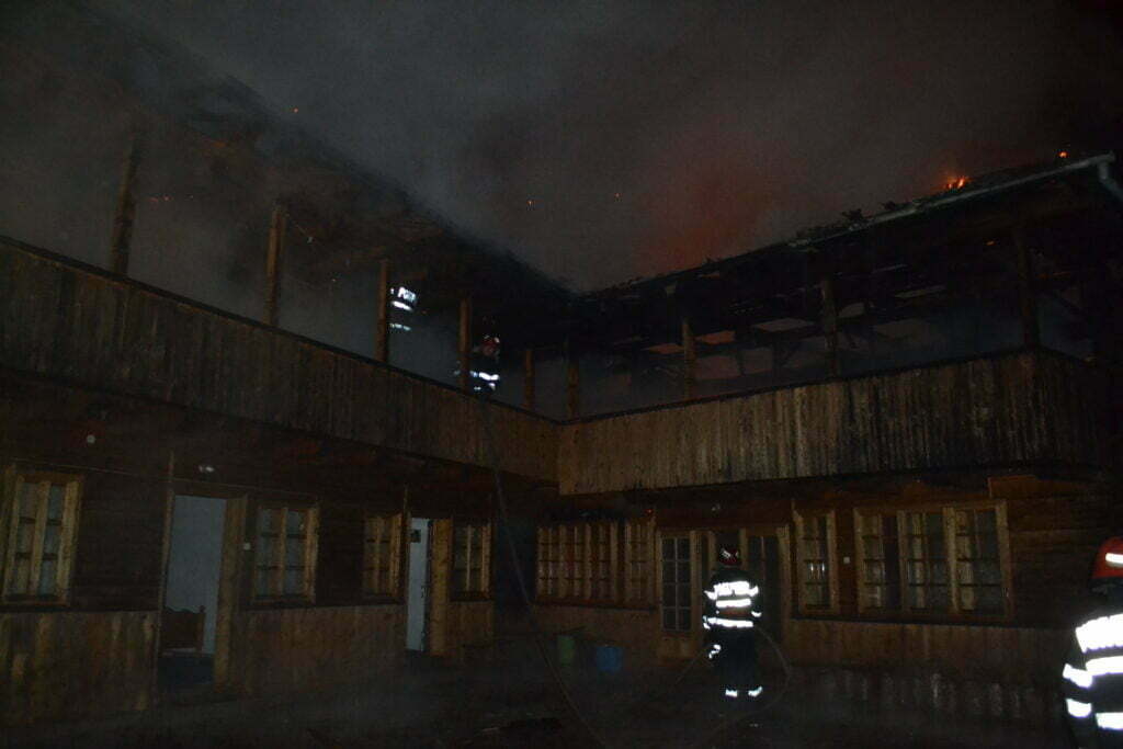 Incendiu la o pensiune în care petreceau 18 tineri