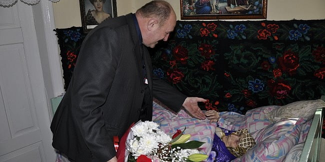 Primarul Andriciuc, în vizită la o femeie de 100 de ani