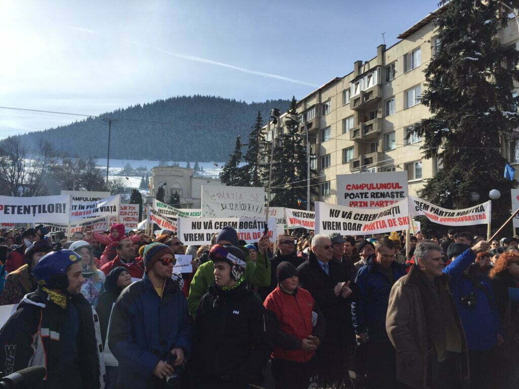 400 de oameni, la mitingul pentru pîrtia de schi de la Cîmpulung