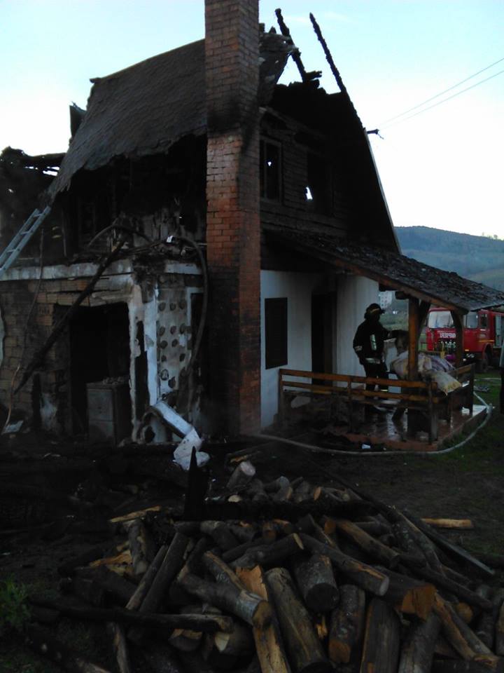 Incendiu la o cabană, două fete au făcut atac de panică