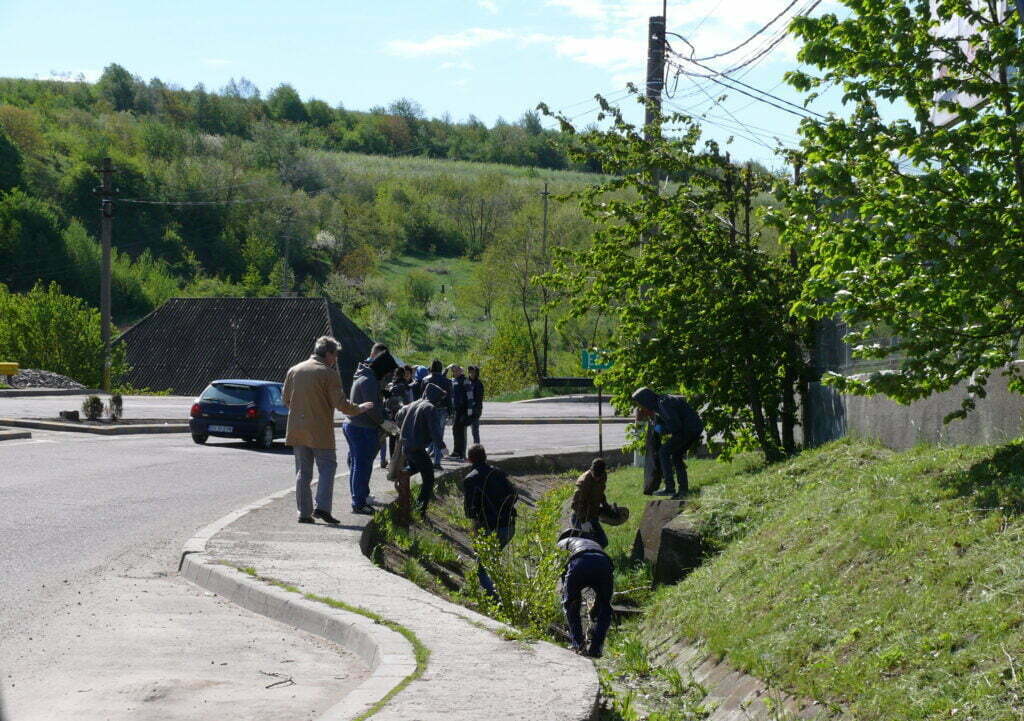Elevii fălticeneni, scoşi la curăţenie