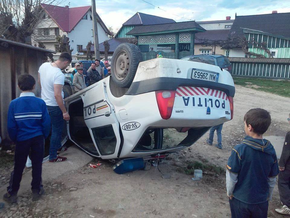 Maşină de poliţie răsturnată, în timp ce urmărea un BMW