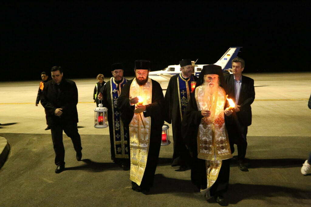 Lumina Sfîntă, adusă cu avionul, la Suceava