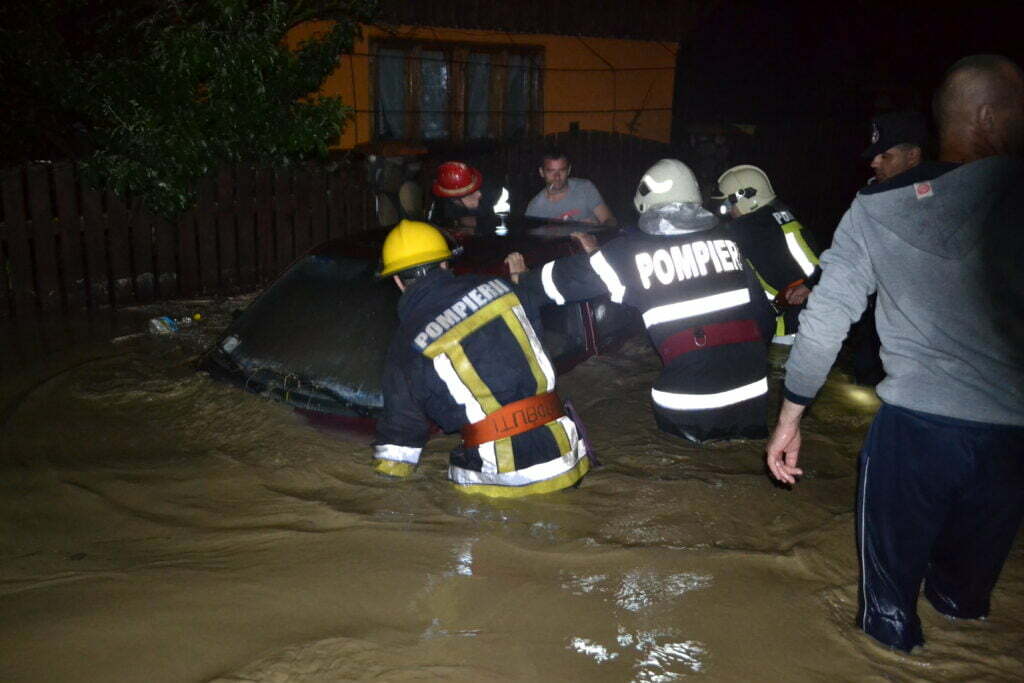 Inundaţii la Horodnic: Patru persoane salvate de pompieri