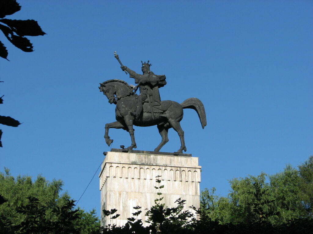Unde nu-i cal, vai de statuie