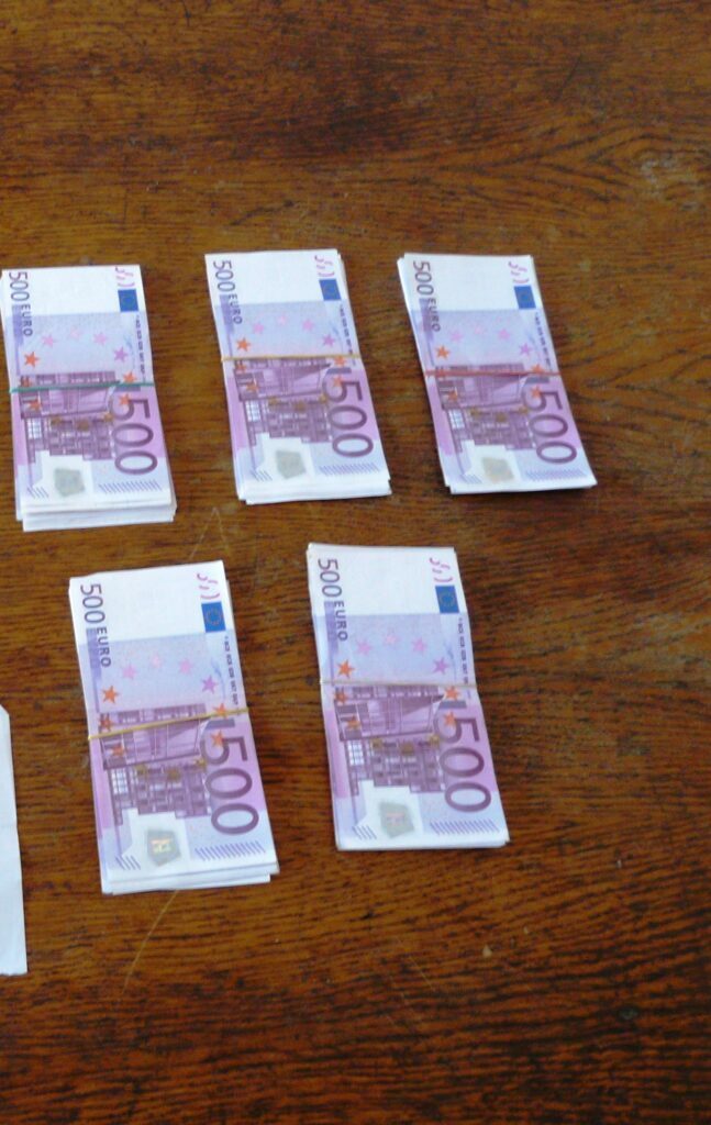 Bărbat reţinut, pentru 50.000 de euro presupuşi a fi falşi