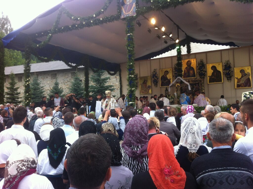 56 de preoţi, la Liturghia de la Mănăstirea Putna
