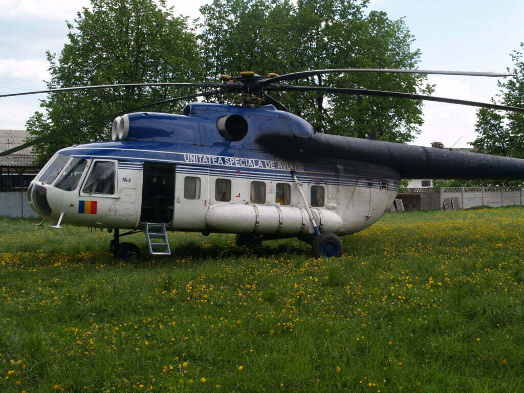 Un elicopter patrulează la graniţa dintre Suceava şi Ucraina