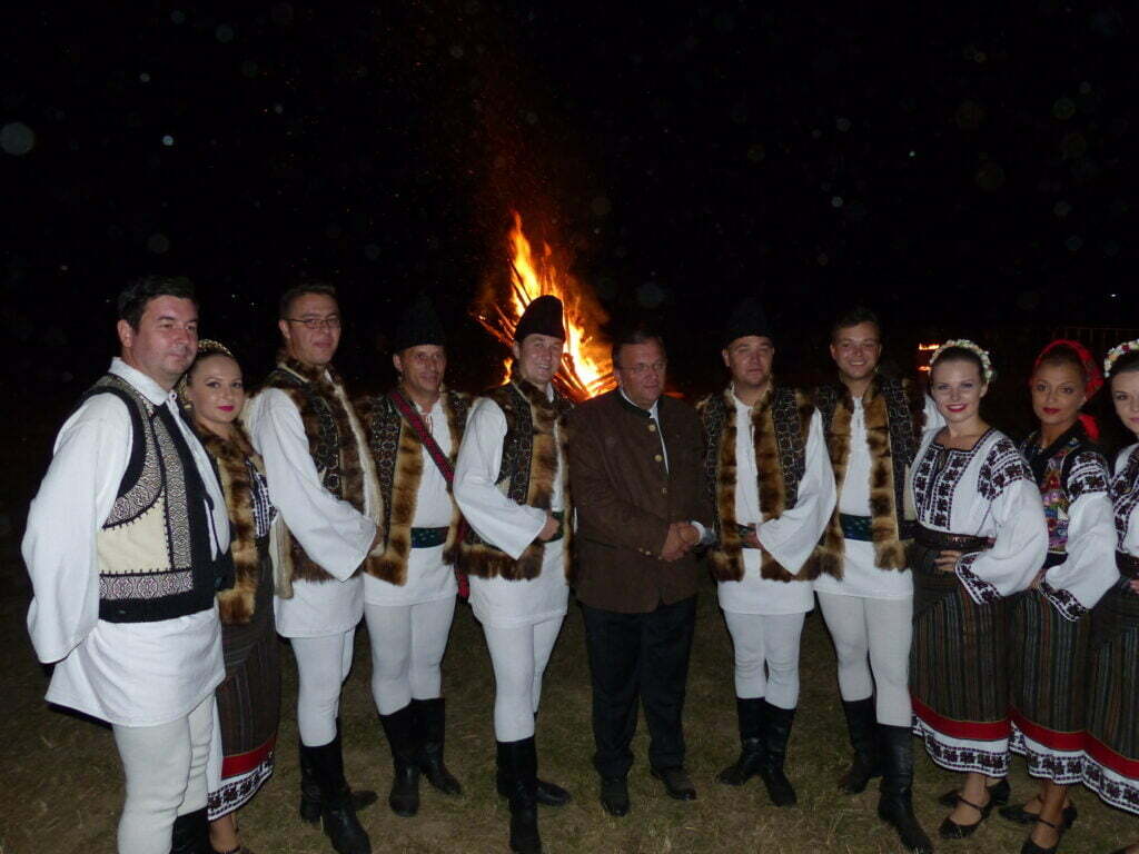 Foc de tabără cu dans şi mîncare, la „Produs în Bucovina”