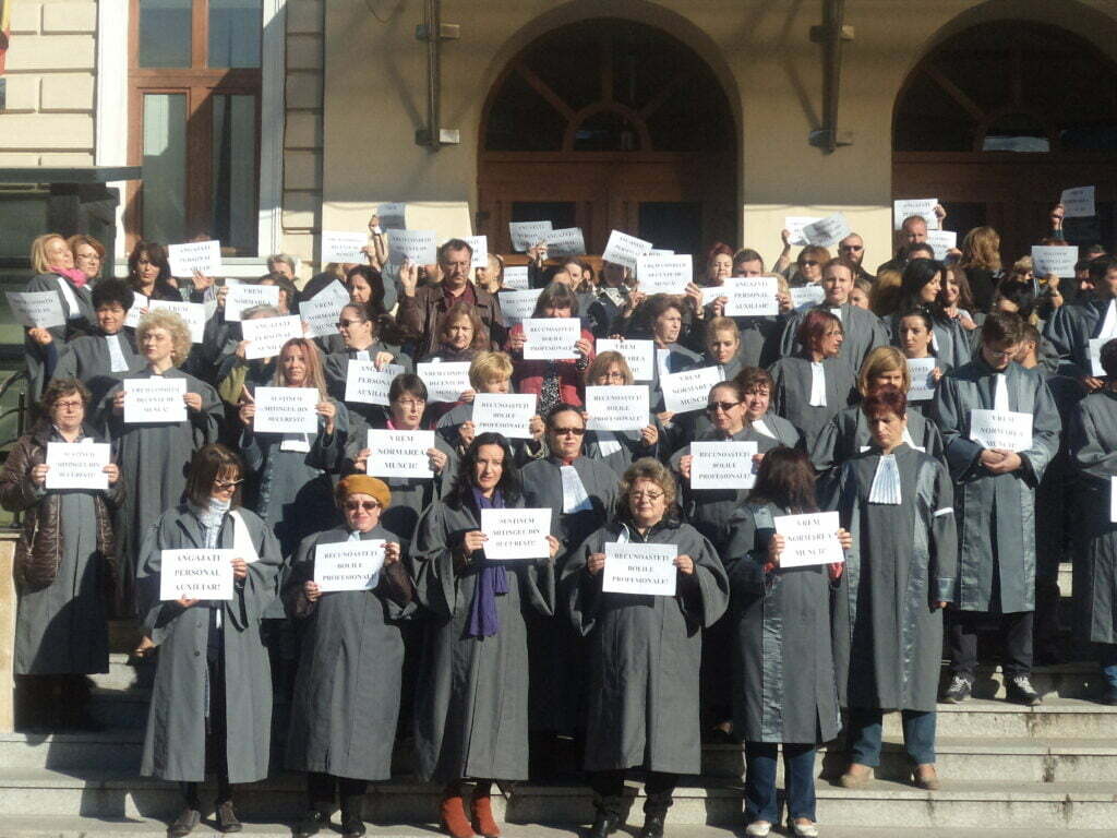 Grefierii, protest pe treptele Palatului de Justiţie