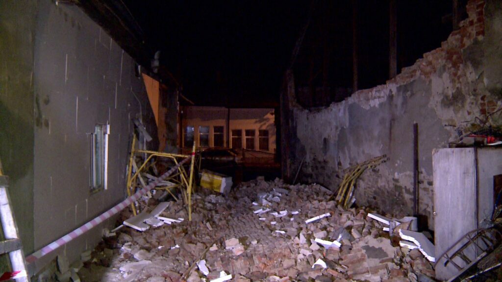 Zid prăbuşit, 13 persoane evacuate
