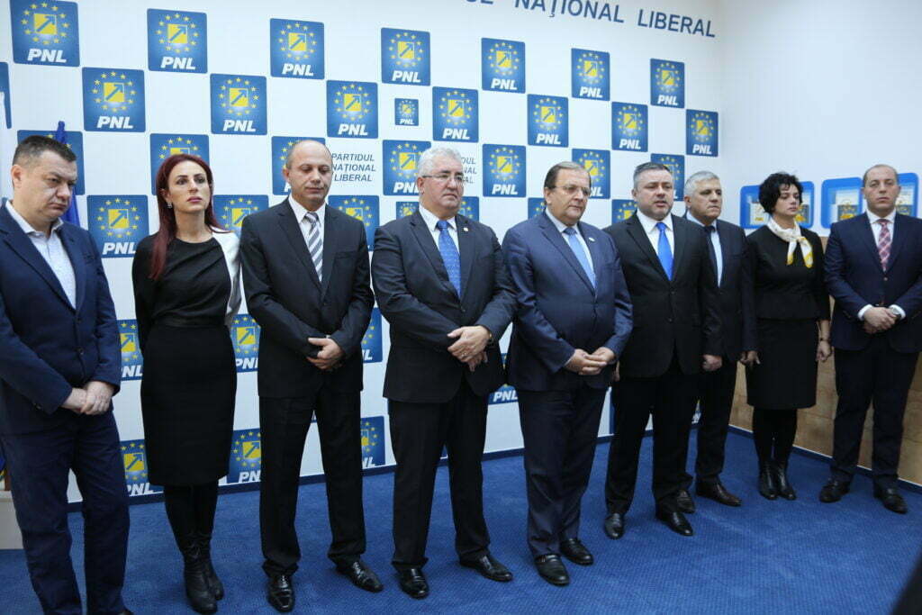 Flutur şi Lungu, comparaţi cu Cioloş, de un candidat PNL