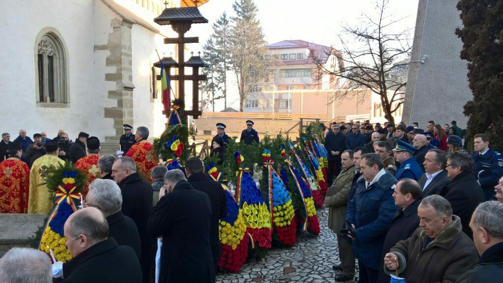 Coroane de flori în memoria eroilor Revoluţiei