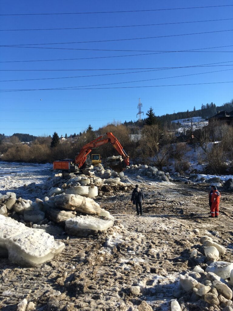 Vatra Dornei: Continuă operaţiunile de degajare a gheţii