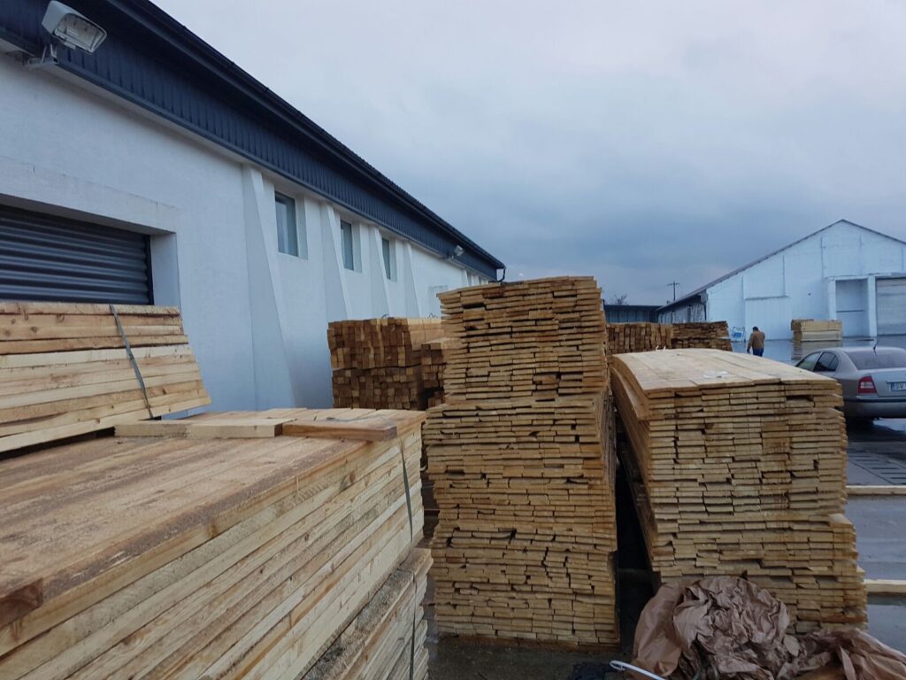 Firmă suceveană lăsată fără 336 de metri cubi de lemn