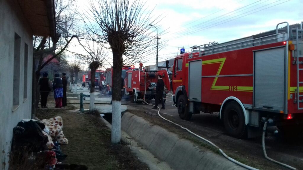 Trei gospodării din Putna, afectate de incendiu