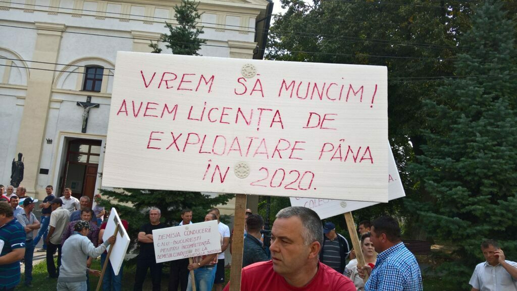 Salariile neplătite, minerii de la Crucea în grevă