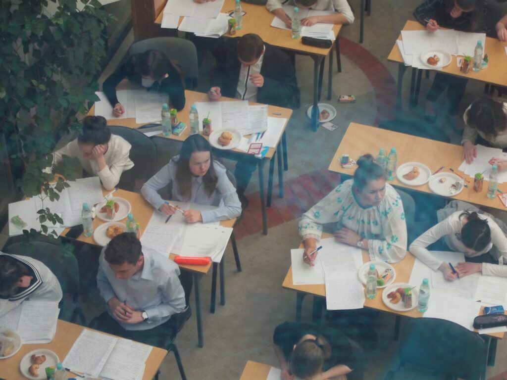 Planşe cu ouă încondeiate, în centrul Sucevei