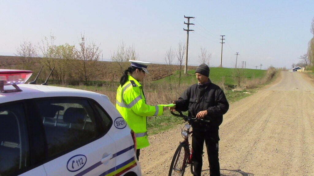 Veste reflectorizante împărţite bicicliştilor