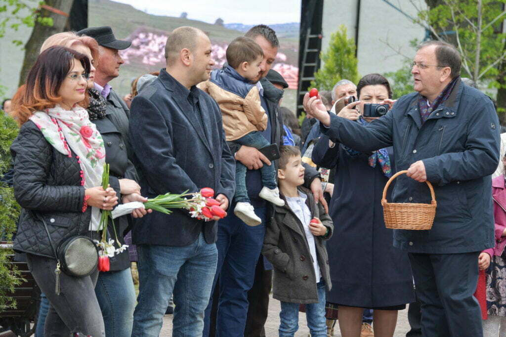 Concert de toacă şi ouă roşii împărţite în centrul Sucevei