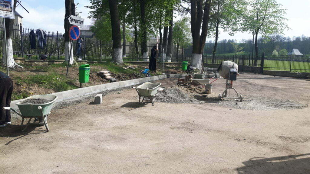 Drumuri asfaltate şi flori plantate, în aşteptarea preşedintelui Iohannis