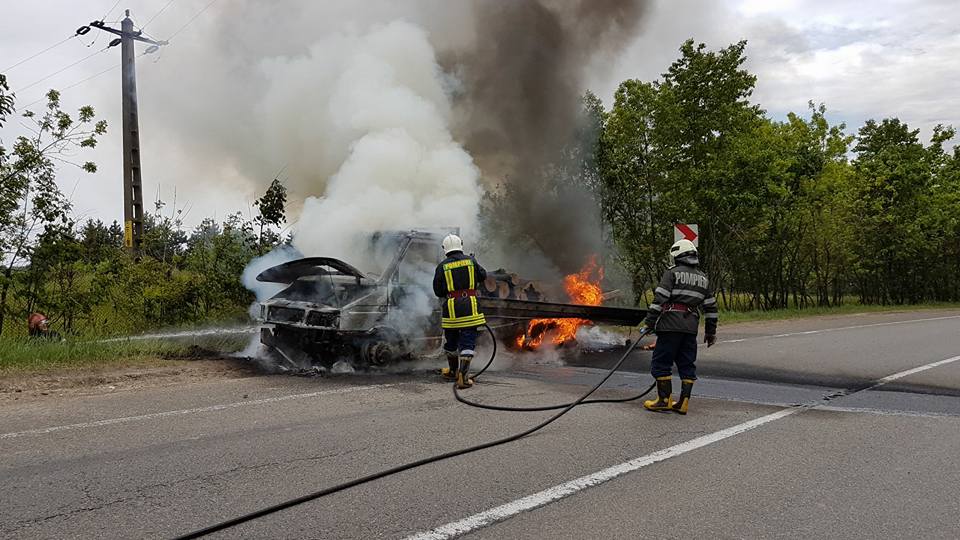 Maşină încărcată cu lemne, distrusă de incendiu