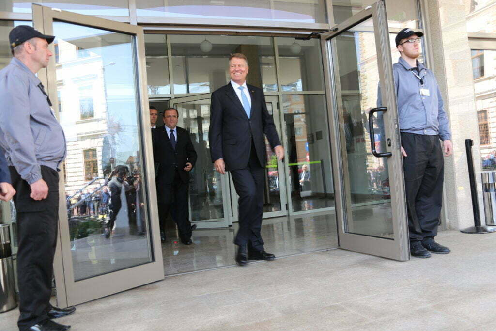 Iohannis, împotriva trîntorilor şi şpăgarilor din administraţie