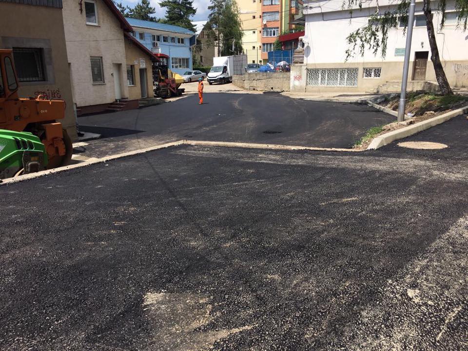 Parcarea din spatele turnului din Areni, reabilitată