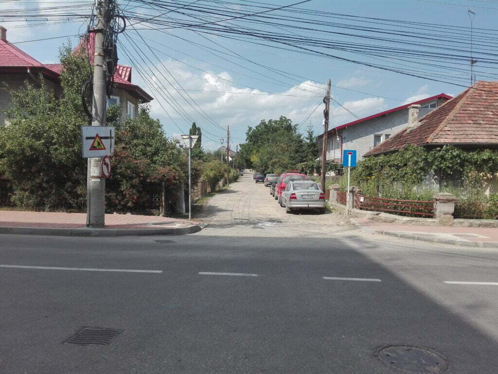 Strada fără parlamentari şi fără asfalt