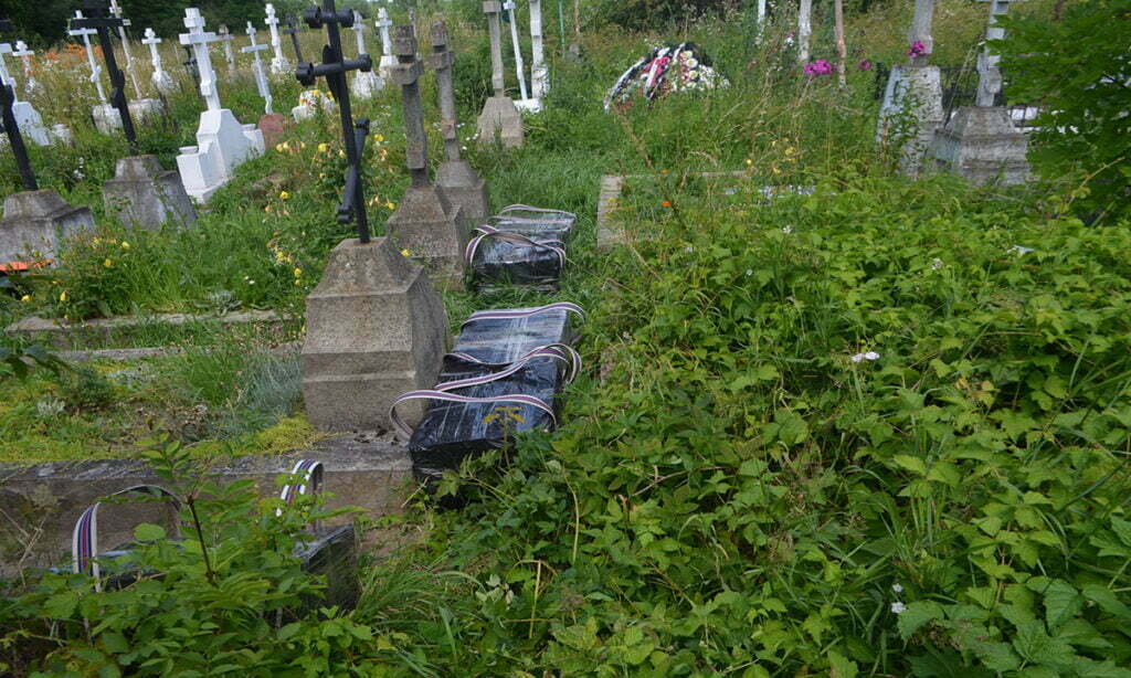 Ţigări de contrabandă ascunse în cimitir