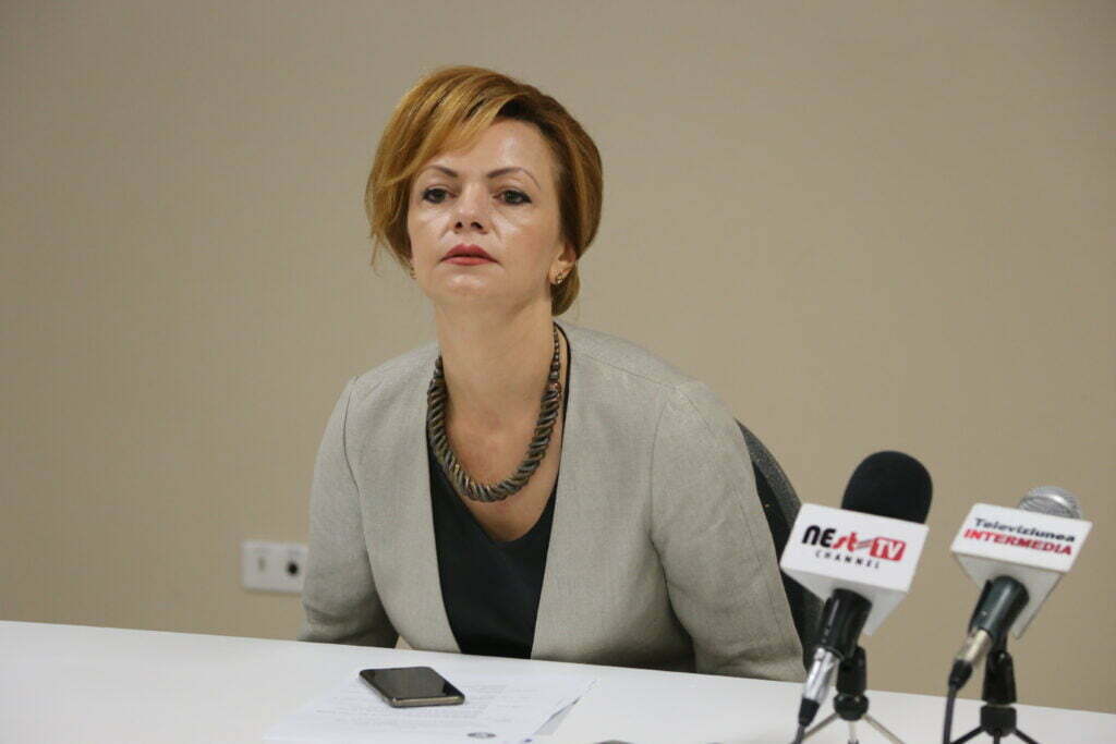 Guvernul dă ordin, Mirela Adomnicăi îl transmite şi atît