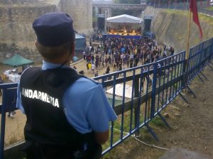100 de jandarmi, la evenimentele de la sfîrşitul săptămînii