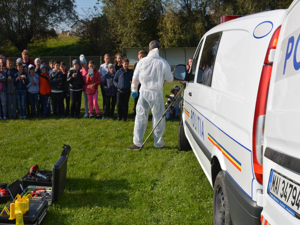 Elevii din Stroieşti, impresionaţi de tehnica Poliţiei