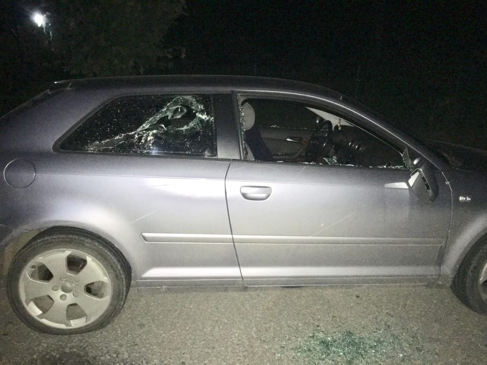Maşina unei poliţiste de frontieră, vandalizată