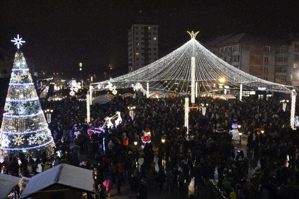 Luminile din bardul de Crăciun, aprinse