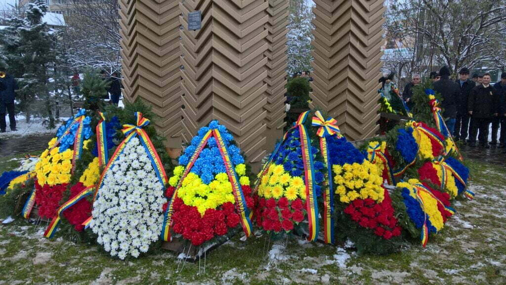 Coroane de flori, la Monumentul Unirii